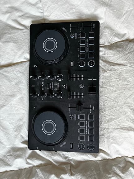 DJ controller sort med jog wheels og pads