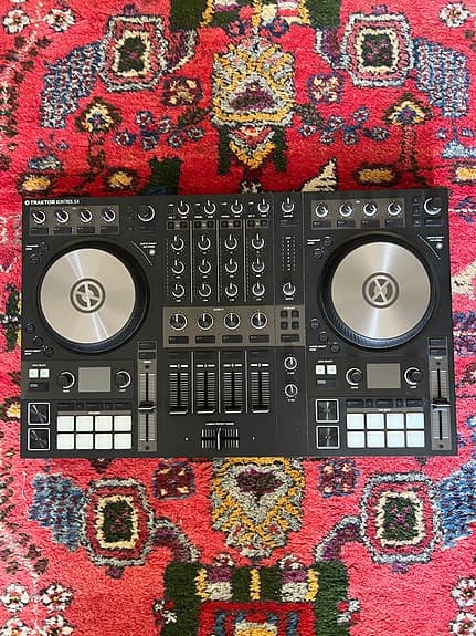 Traktor Kontrol S4 MK3 DJ controller fra Native Instruments