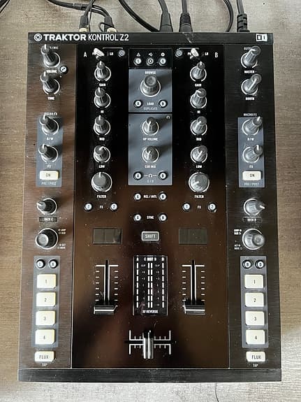 Native Instruments Traktor DJ controller D2 og Traktor Z2 mixer