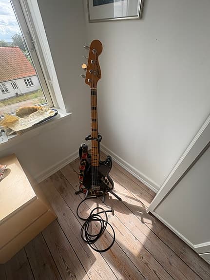 Squier Jazz Bass + Harley Benton basforstærker + tilbehør