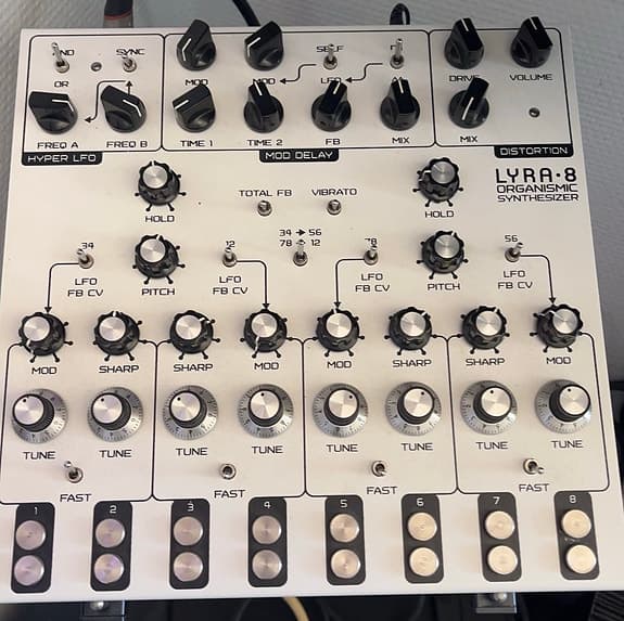 Soma Lyra-8 synthesizer hvid