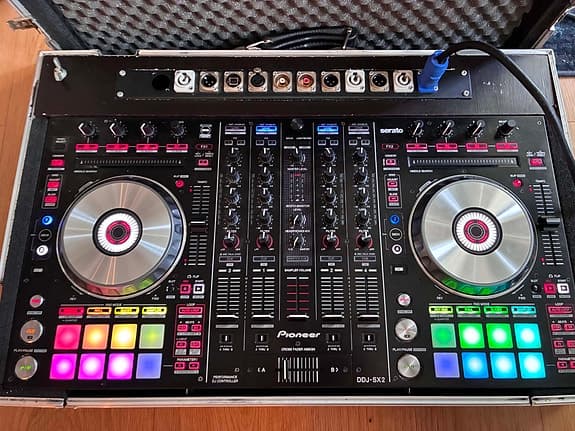 Pioneer DDJ-SX2 DJ controller med flightcase og stikpanel