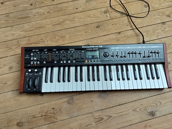 Behringer Deepmind 12 Polysynth