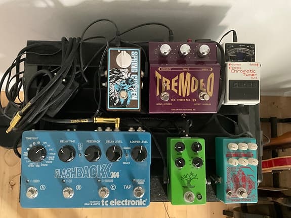Guitar pedalboard med diverse effektpedaler