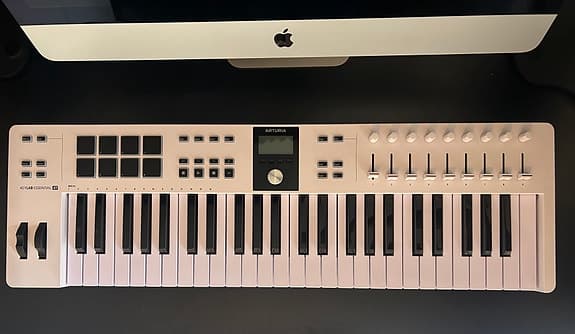 Arturia KeyLab MIDI keyboard med sustain pedal hvid