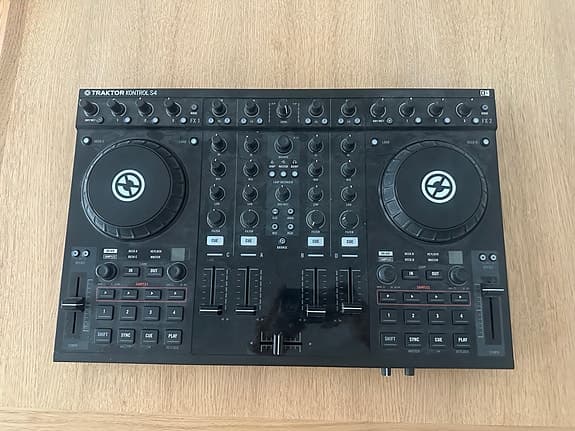 Traktor Kontrol S4 MK1 DJ Controller – Flot stand