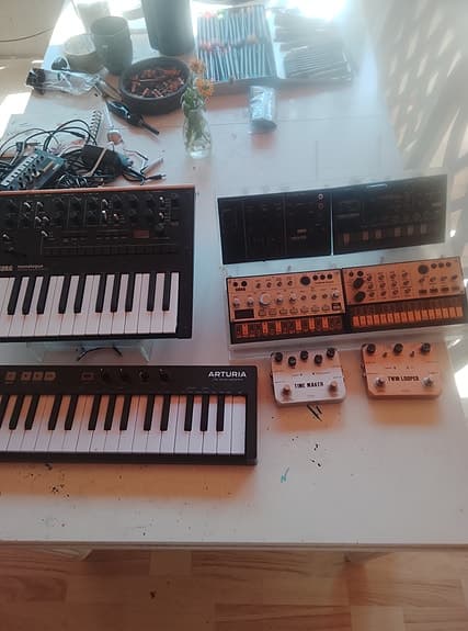 Korg Monologue og Arturia MIDI-keyboard + Korg Volca synth pakke