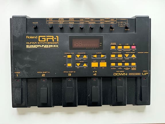 Roland GR-1 guitar synthesizer pedal