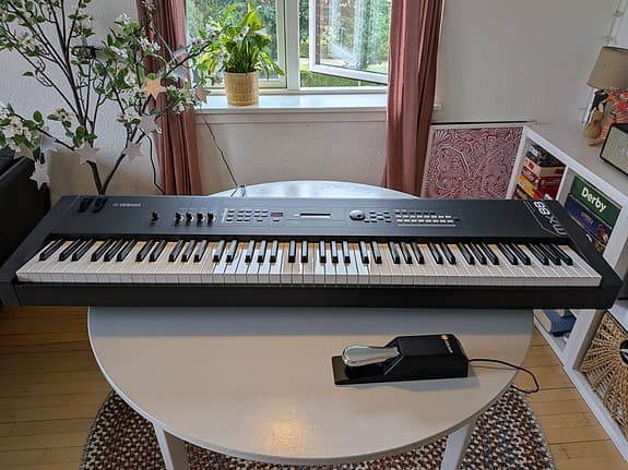 Yamaha mx88 sort synthesizer