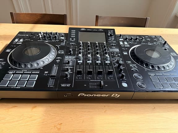 Pioneer XDJ-XZ DJ controller sort