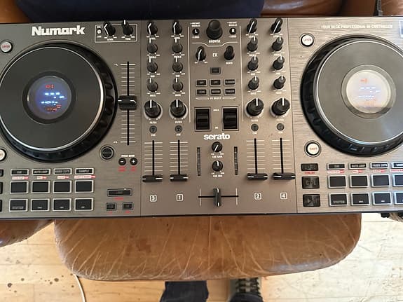 Numark NS4FX DJ controller med Serato