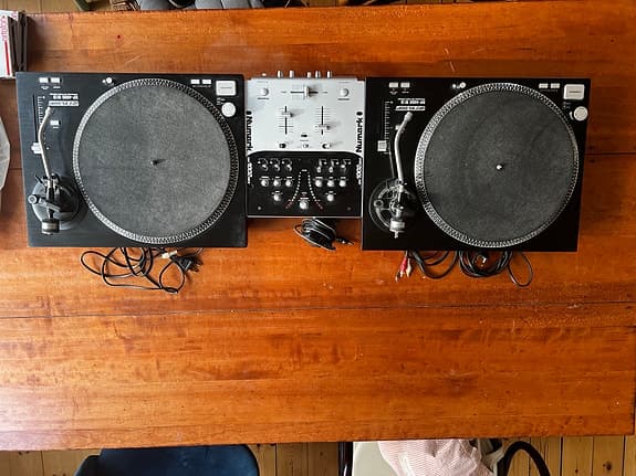 Pladespillere og dj mixer