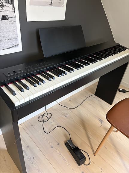 Roland - digital piano - F-20