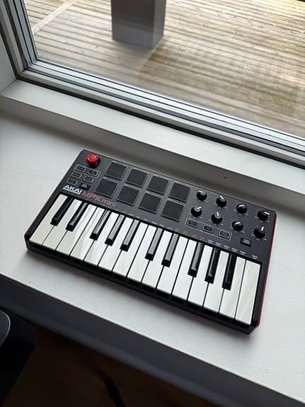 Akai MPK Mini MIDI keyboard controller sort