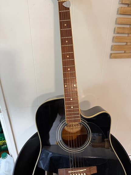 Suzuki akustisk western guitar sort med cutaway og pickup