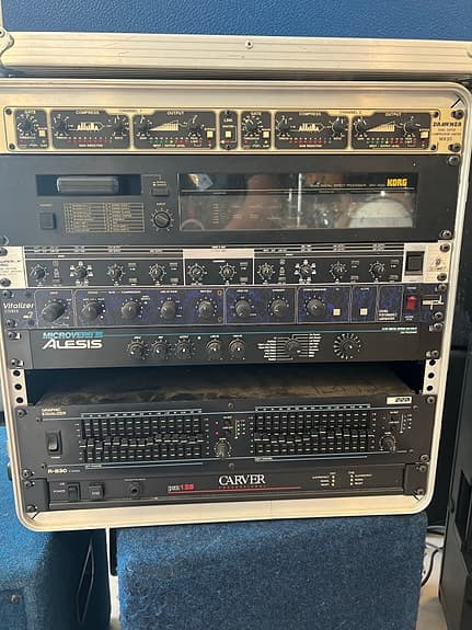 PA-/studiorack med effekter, EQ, compressor og forstærker