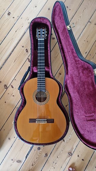 Cuenca Mod.60 Classical Guitar Guitarras de Artesania with Carry Case