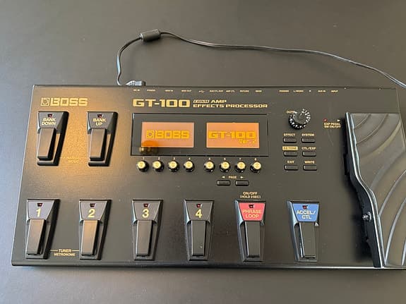 Boss GT-100 guitar multieffekt pedalboard
