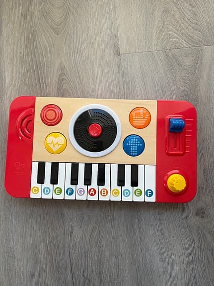 DJ mixer studio / klaver