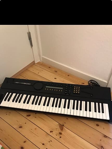 Yamaha 1988 YS 2000 digital FM-synthesizer med 61 tangenter
