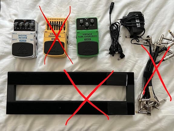 Effektpedaler med pedalboard og kabler