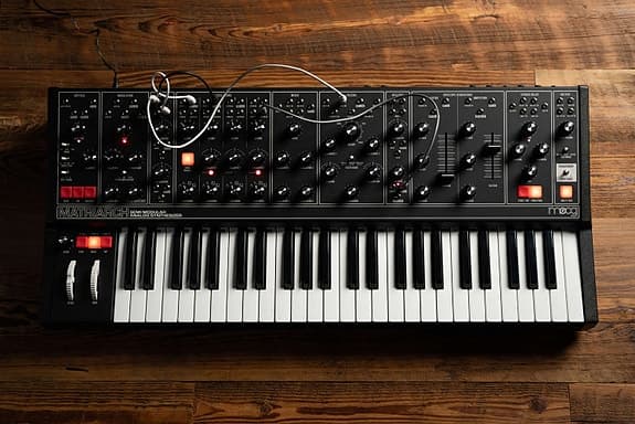 KØBES: Moog Matriarch