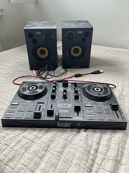 Hercules DJ controller med 2 højtalere
