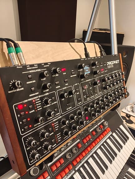 prophet rev2 - 8 voice