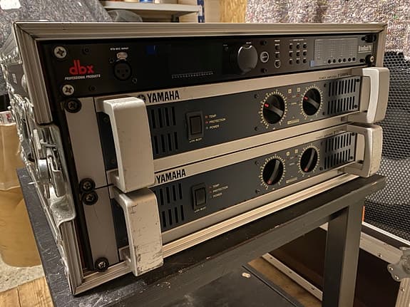 Dbx Driverack PA2 crossover + Yamaha P5000S + P7000S forstærkere i rack