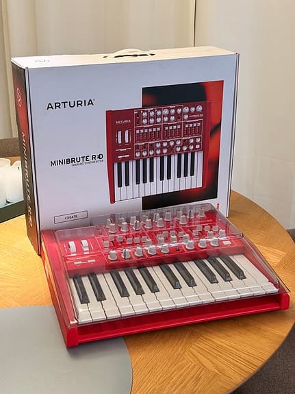 Arturia MiniBrute R+D analog synthesizer i rød