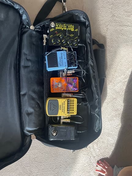 Pedalboard med effektpedaler til bas - sælges samlet eller individuelt.