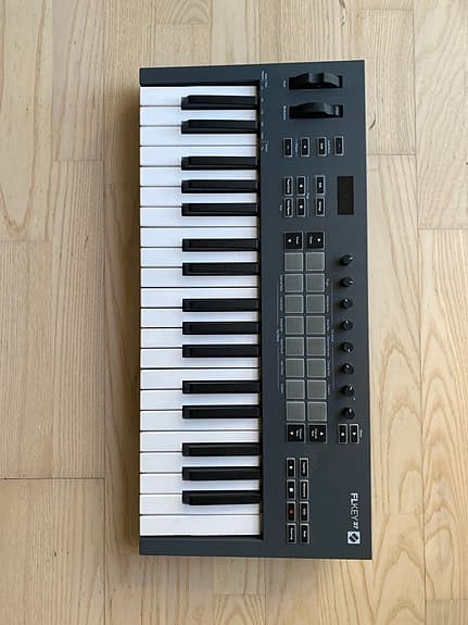 Novation FLkey 37 MIDI Keyboard - God stand