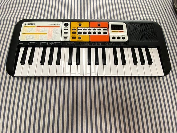 Yamaha PSS F30 piano keyboard
