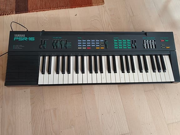 Yamaha PSR-16 keyboard / digital synthesizer
