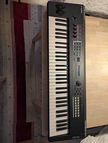 Yamaha MX61 V1 Synthesizer