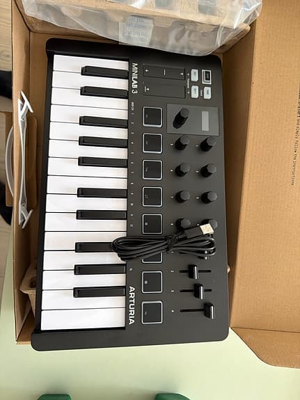 Arturia MiniLab 3 midi keyboard controller sort