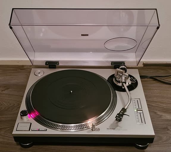 Technics SL-12O0 MK2 Silver Turntable/Pladespiller