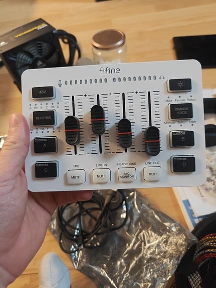 Fifine AmpliGame SC3 audio mixer til streaming/podcasting i hvid.
