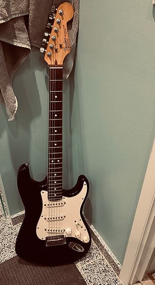 Fender Stratocaster elektrisk guitar sort