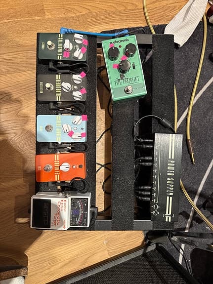 Guitarudstyr – pedalboard med flere effektpedaler