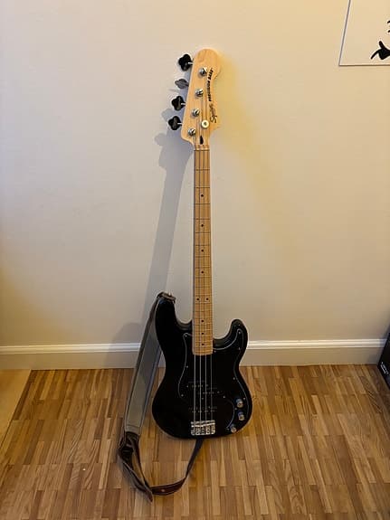 Squier electric bass with amplifier and bag