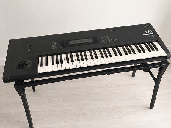 Ikonisk Korg M1 synthesizer og workstation