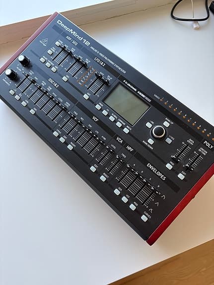 Behringer DeepMind 12 analog polyfonisk synthesizer rackmodul