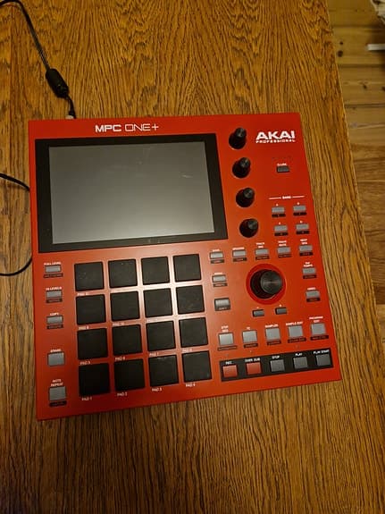 Akai MPC One+ sampler / groovebox rød