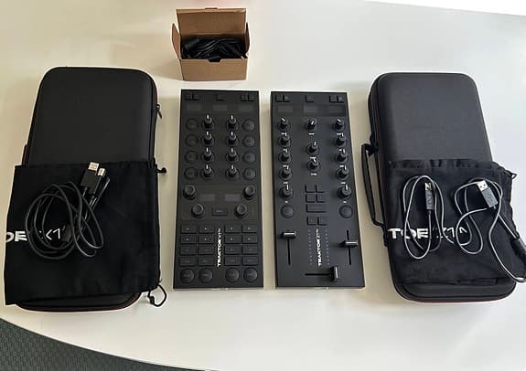 Native Instruments Traktor Kontrol X1 MK3 + Z1 DJ controller sæt med cases.