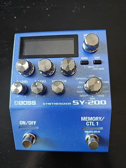 Boss SY-200 guitar synthesizer pedal blå