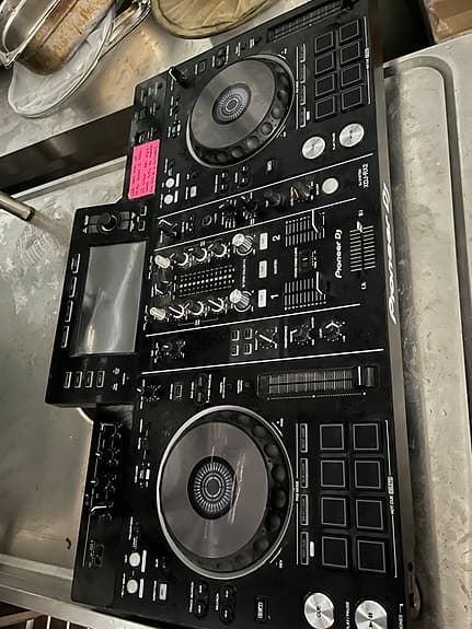 Pioneer DJ controller sort med dobbelt jogwheel og skærm