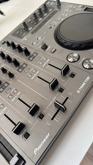 PIoneer DDJ-T1 DJ controller