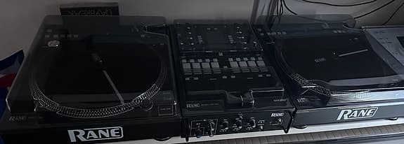 2x Rane DJ turntables Mk2 + Rane 72 Mk2 samt en IMac 27” fra 2012