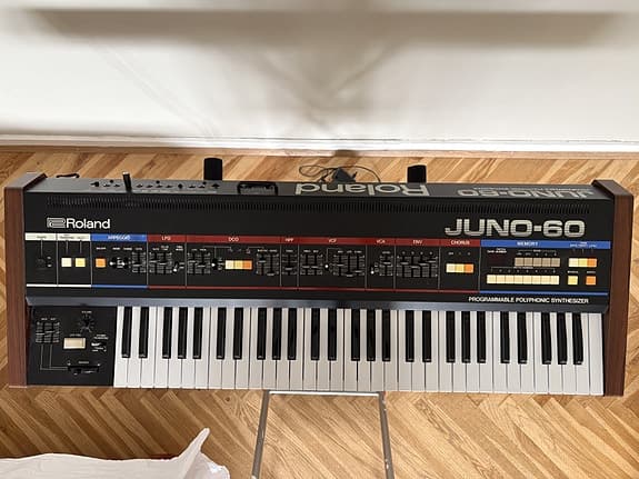 Roland Juno-60 vintage samlersæt i unik setup.